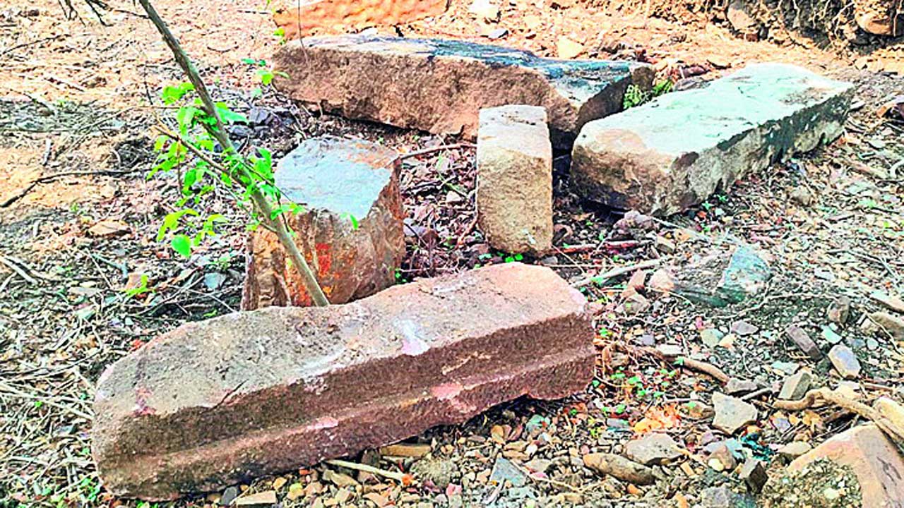 గుడి ఆనవాళ్లను పరిశీలించాలి