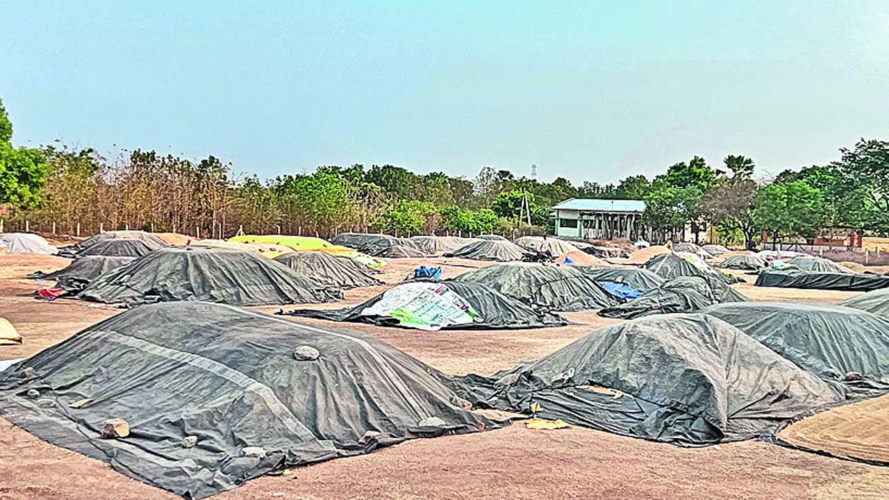 జనగామ జిల్లాలో కదలని ధాన్యం
