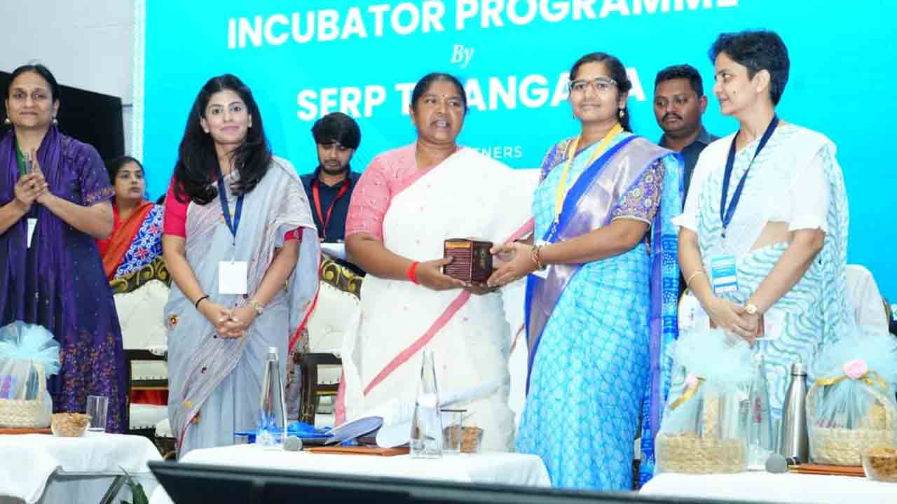 మహిళా పారిశ్రామికవేత్తలకు ఇంక్యుబేటర్‌.. పంచాయతీరాజ్‌ శాఖ మంత్రి సీతక్క