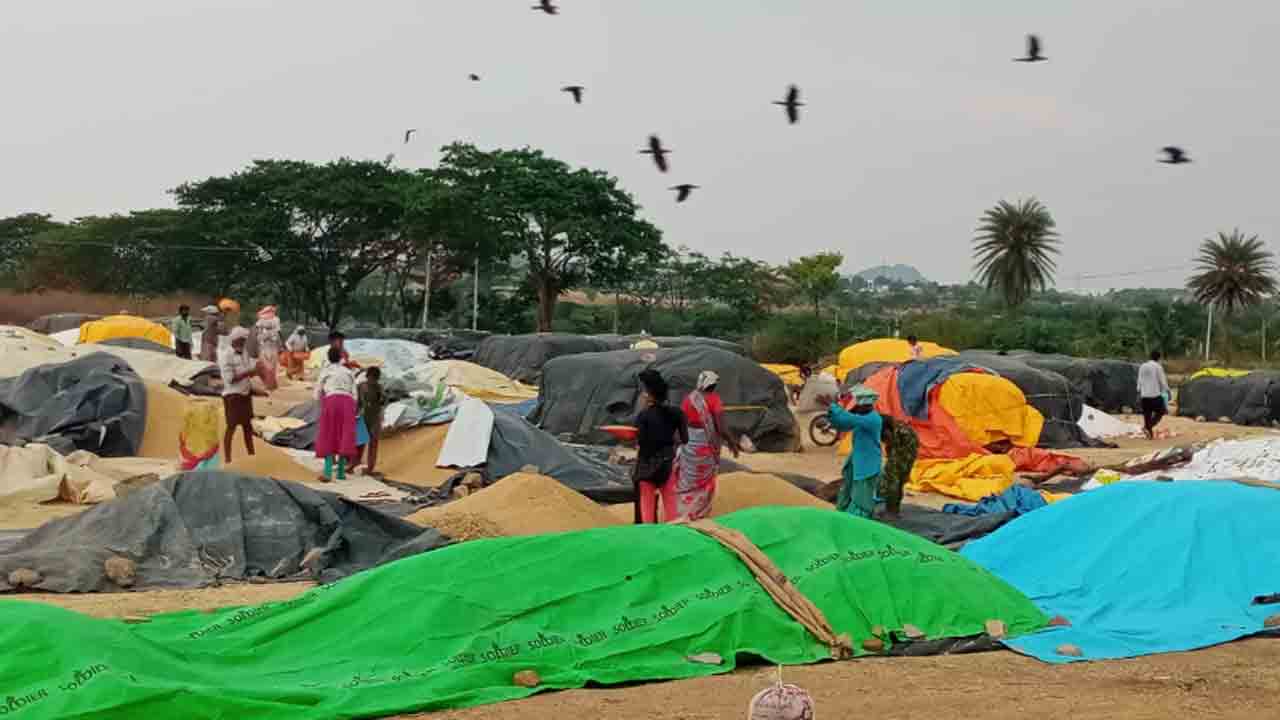 కల్లాల్లో రైతు కుదేలు