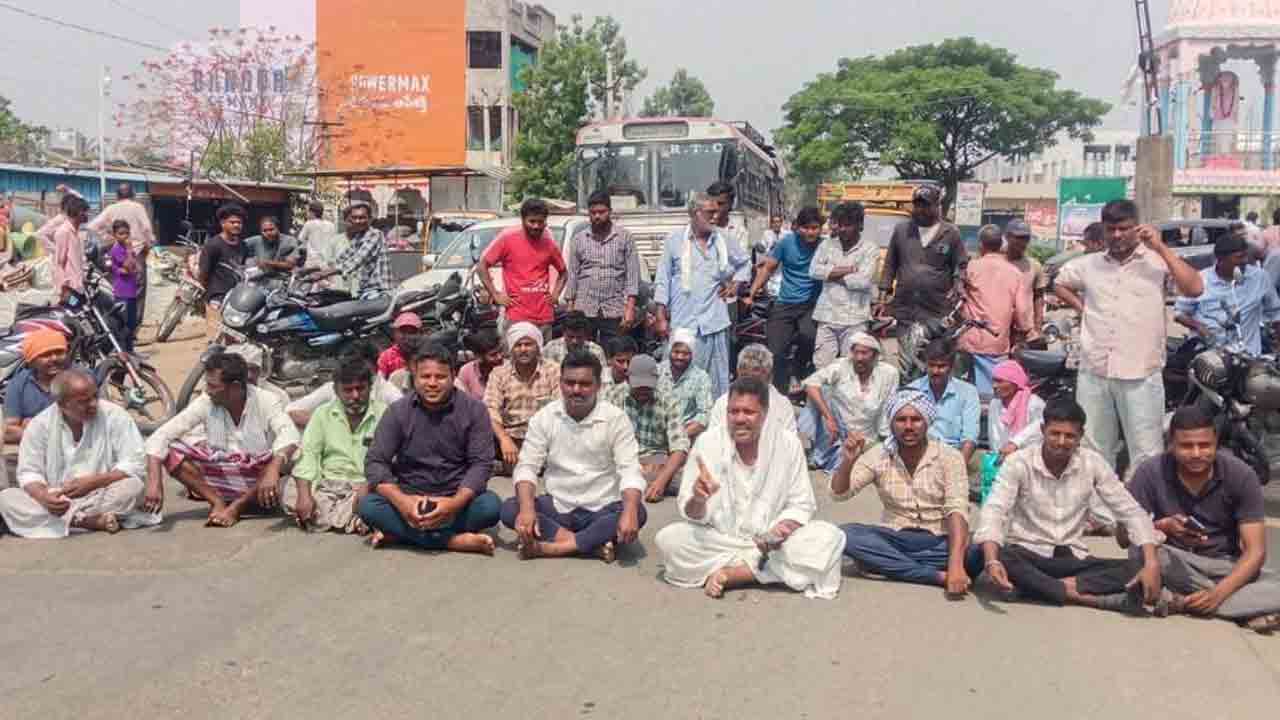 Adilabad | జొన్న పంటను కొనుగోలు చేయాలంటే రైతుల ఆందోళన
