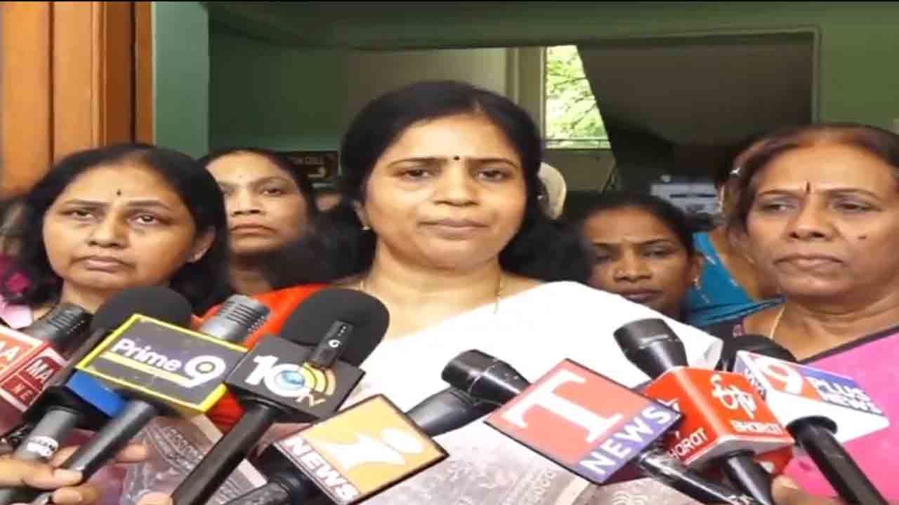 బండి భగీరథ్‌పై పోలీసులు కావాలనే చిన్న సెక్షన్ల కింద కేసు నమోదు చేశారు : అడ్వకేట్ లలితా రెడ్డి