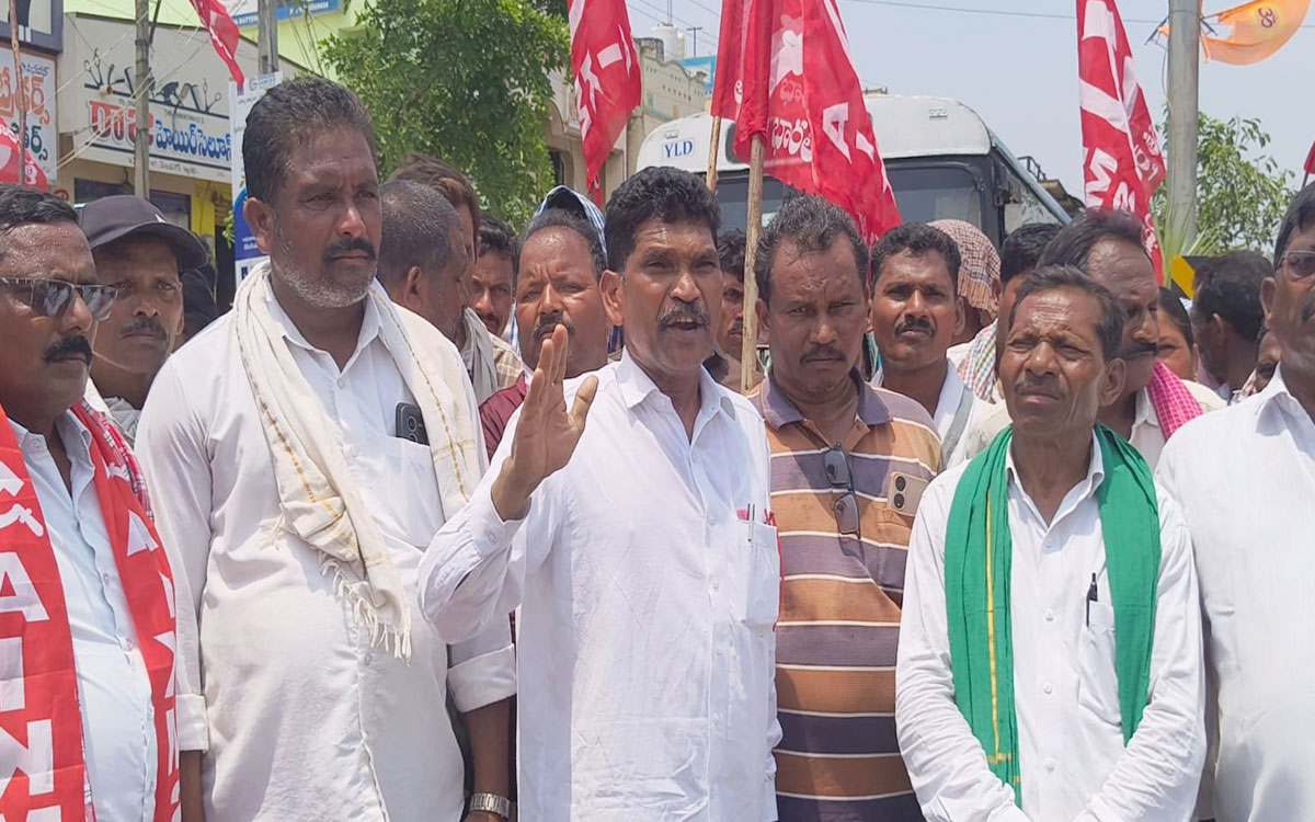 ఏఐకేఎంఎస్ ఆధ్వర్యంలో ఇల్లెందులో సడక్ బంద్