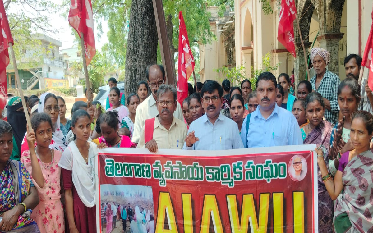 ఇందిరమ్మ ఇండ్ల మంజూరుతో పాటు ఆరు గ్యారెంటీలు అమలు చేయాలి