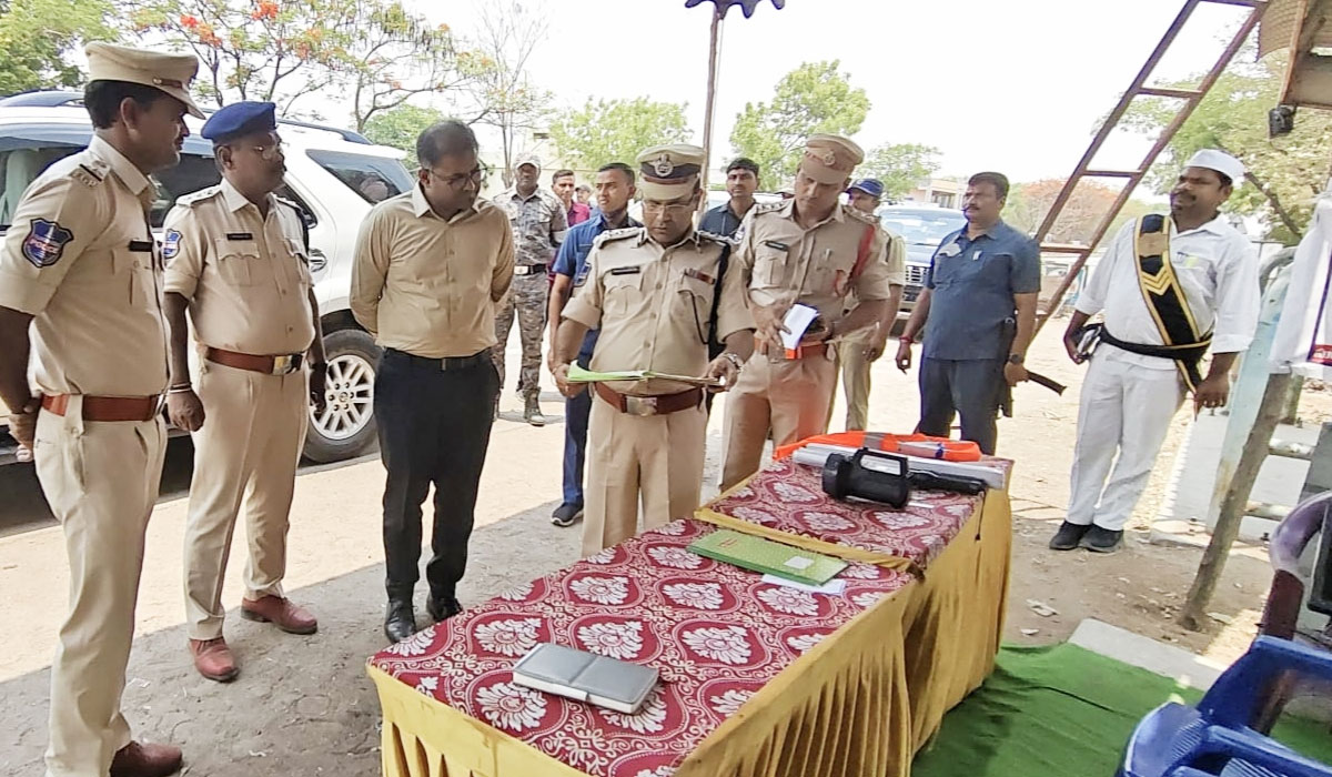 CP Amber Kishore Jha | పశువుల రవాణాపై అప్రమత్తంగా ఉండాలి.. రామగుండం సీపీ అంబర్‌ కిషోర్‌ఝా
