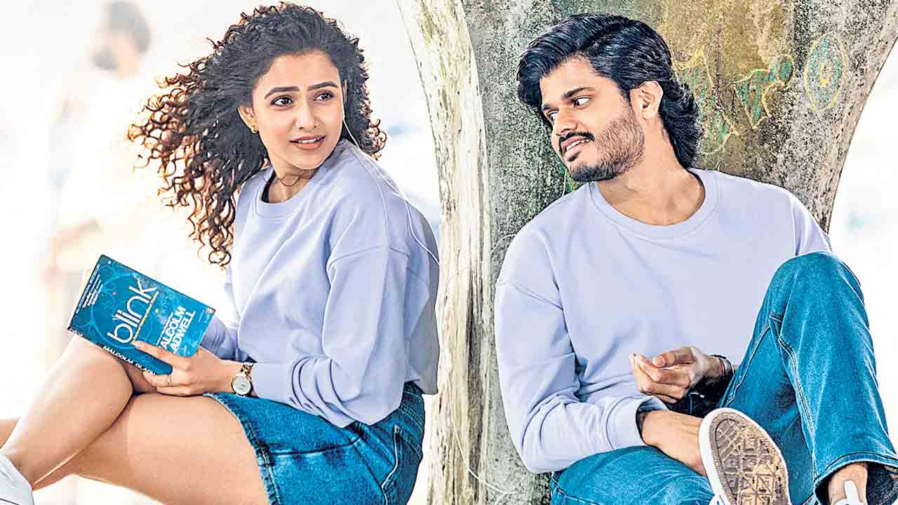 బుజ్జి నెమలి.. పూల కడలి..
