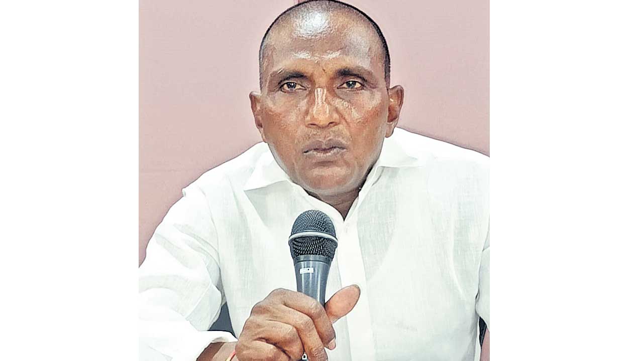 కక్ష కట్టి.. డ్యూటీలు ఇవ్వడం లేదు