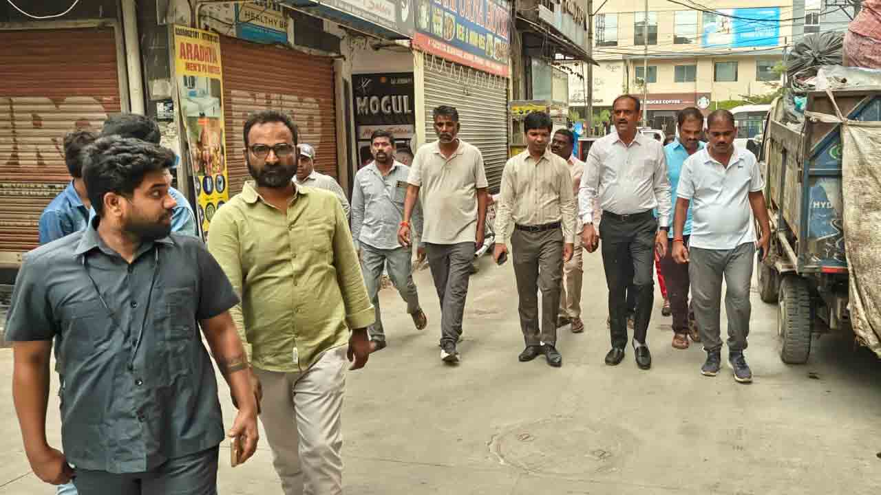 Kondapur | అంజయ్య నగర్‌లో జోనల్ కమిషనర్ మయాంక్ సింగ్ పాదయాత్ర