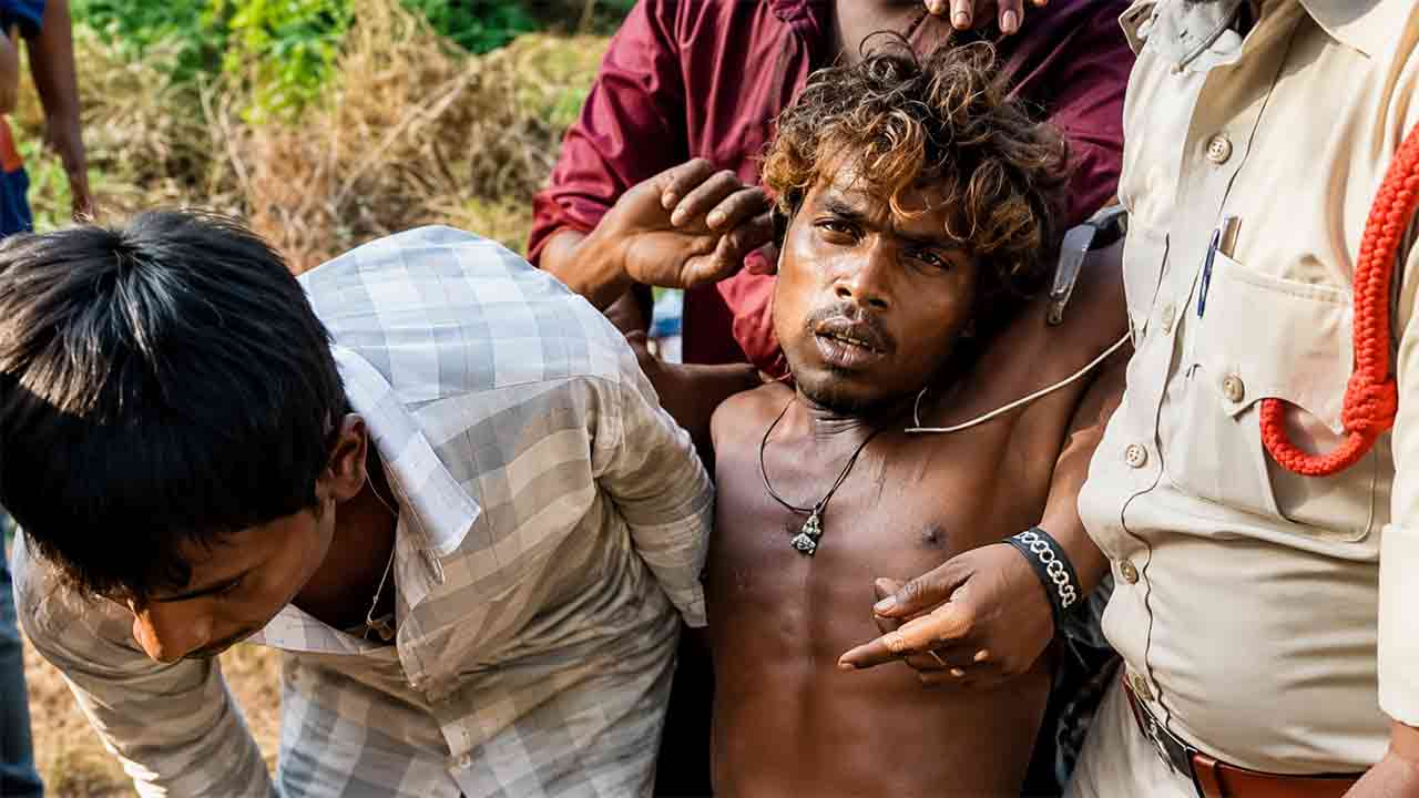 Viral Video | మీ కాళ్లు పట్టుకుంటా.. నాకు ఒక గంజాయి ప్యాకెట్ ఇప్పించండి సార్.. సెల్ టవర్ ఎక్కి యువకుడి హల్‌చల్