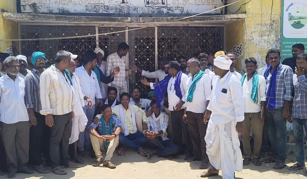 Rampur farmers | ఆర్మూర్ సొసైటీకి తాళం వేసి నిరసన తెలిపిన రాంపూర్ రైతులు