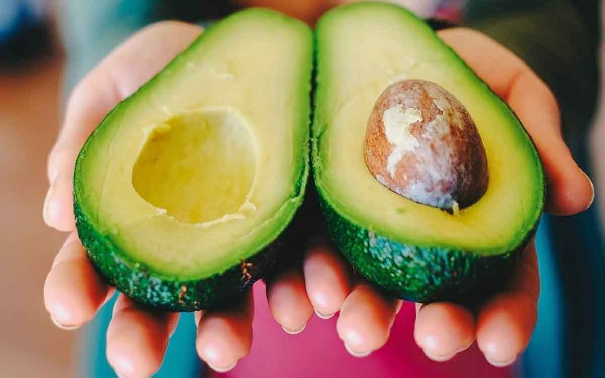 Avocado | శ‌రీరంలోని కొలెస్ట్రాల్ స్థాయిల‌ను గ‌ణ‌నీయంగా త‌గ్గించే అవ‌కాడో.. రోజూ తీసుకుంటే ఎంతో మంచిది..