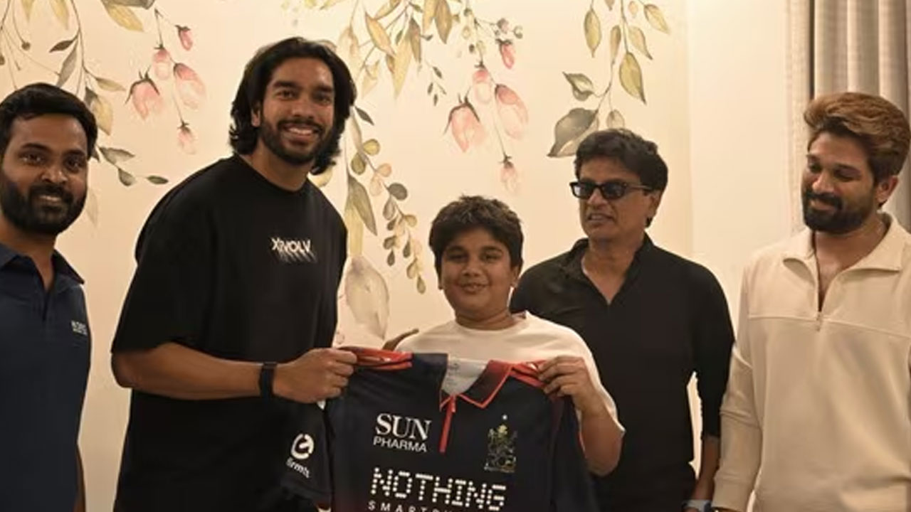 Allu Arjun | అల్లు అర్జున్ – వెంకటేష్ అయ్యర్ స్పెషల్ మీట్.. అయాన్‌కు సర్‌ప్రైజ్ గిఫ్ట్ ఇచ్చిన ఆర్సీబీ క్రికెటర్