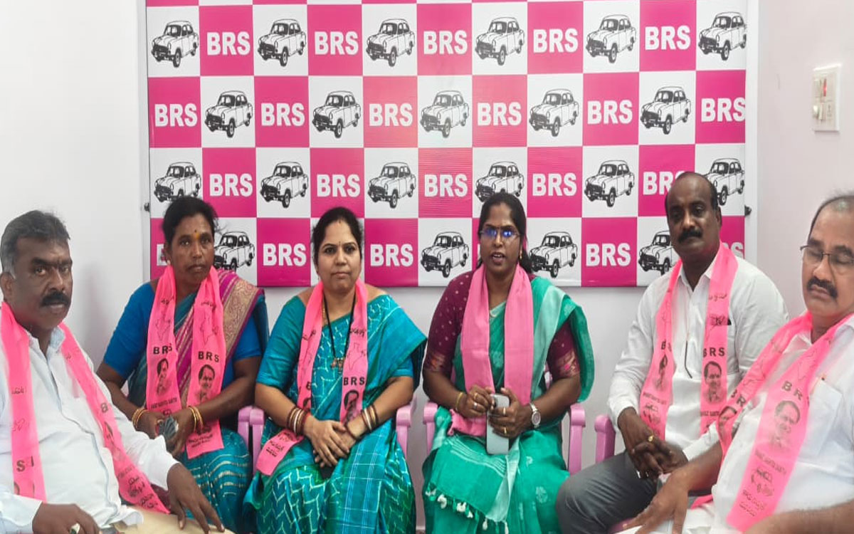 రాజకీయ ఒత్తిడితోనే భగీరథ్‌ అరెస్ట్ ఆలస్యం : గాదె కవిత