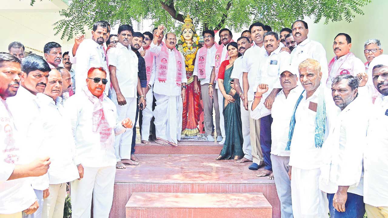 ఢిల్లీలో కుస్తీ.. గల్లీలో దోస్తీ