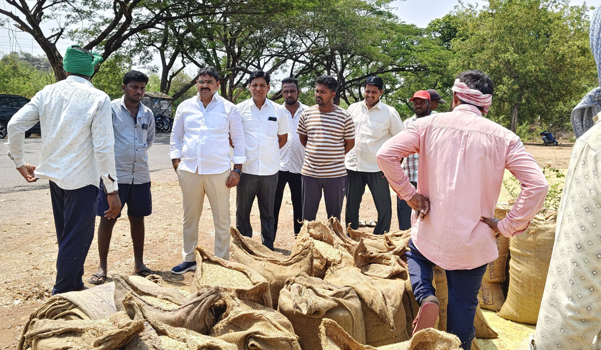 Nandimedaram | ధాన్యం కొనుగోలు కేంద్రాలను సందర్శించిన నందిమేడారం పీఏసీఎస్‌ చైర్మన్‌ బలరాం రెడ్డి