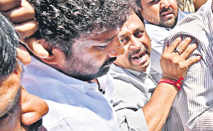 Balka Suman | ప్రశ్నించే గొంతుకపై ఉక్కుపాదం..మాజీ ఎంపీ బాల్క సుమన్‌ అక్రమ అరెస్ట్‌