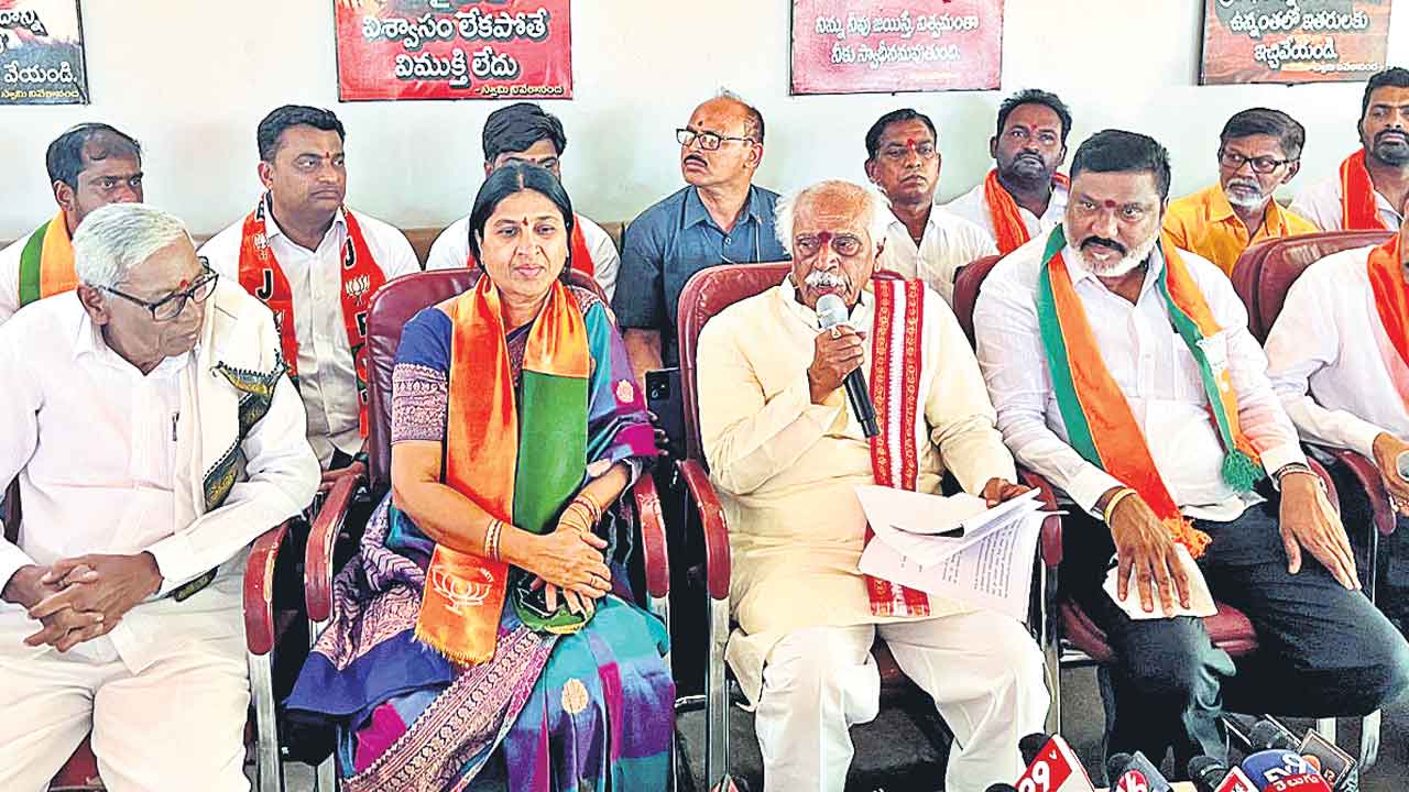 పంతాలకు పోయి కాళేశ్వరాన్ని పక్కన పెట్టొద్దు