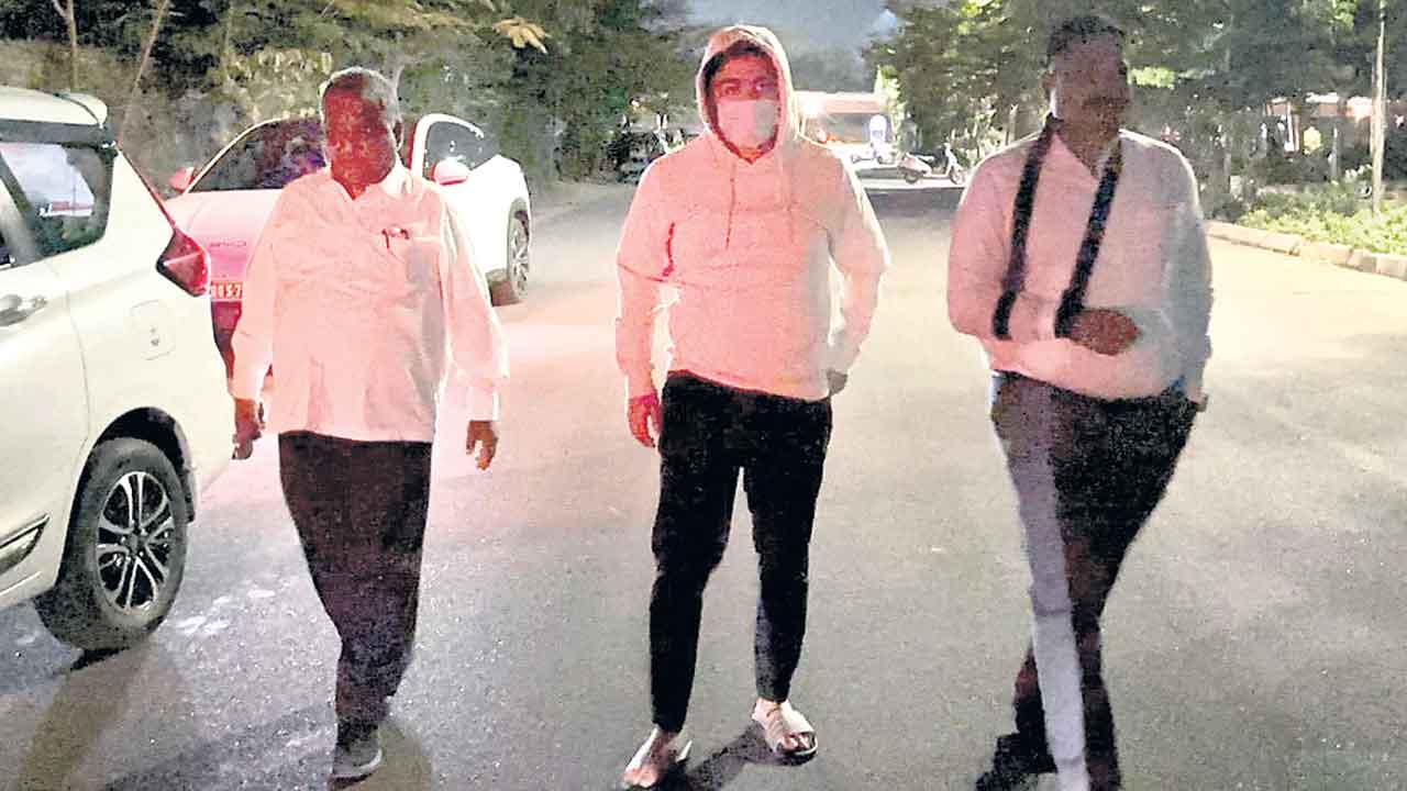 బండి భగీరథ్‌ అరెస్ట్‌.. చట్టం మీ చుట్టం కానే కాదు
