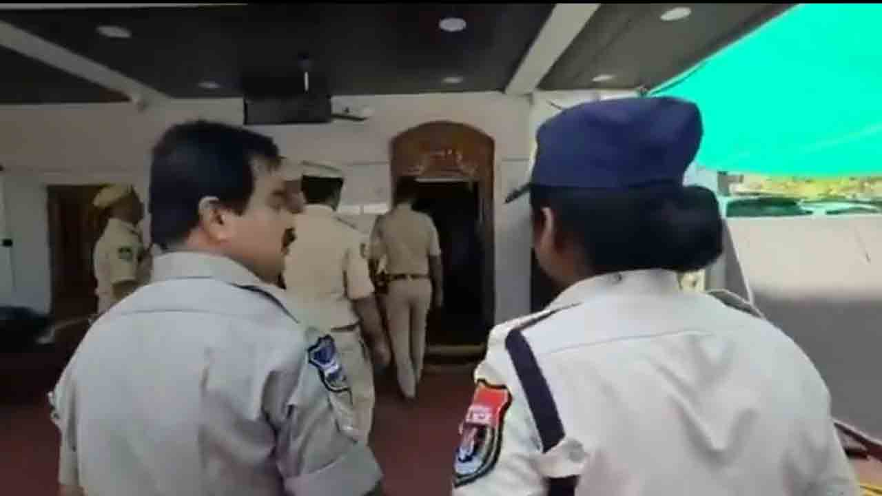 Bandi Sanjay | కరీంనగర్‌లోని బండి సంజయ్‌ నివాసంలో పోలీసుల తనిఖీలు.. వీడియో