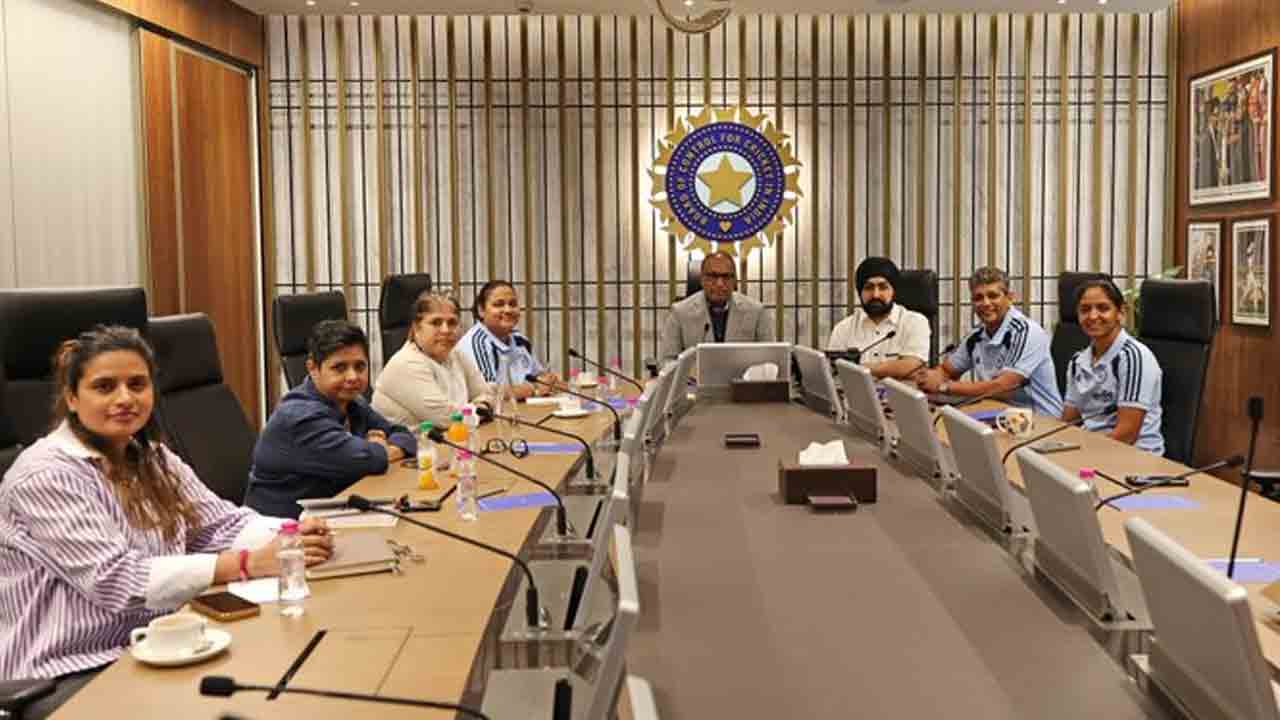 T20 World Cup 2026 | ప్రపంచకప్‌ స్క్వాడ్‌లో అనుష్క శర్మ.. హ్యాట్రిక్ పేసర్‌కు పిలుపు..!