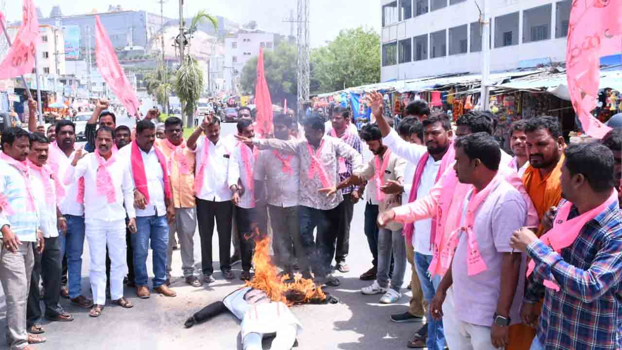 Yadagirigutta | యాదగిరిగుట్టలో బీర్ల అయిలయ్య దిష్టిబొమ్మ దహనం
