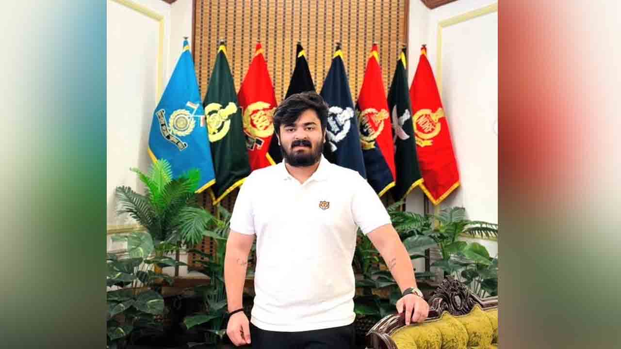 Bandi Bhageerath | బ్రేకింగ్ న్యూస్..  పోలీస్ స్టేషన్‌లో లొంగిపోయిన బండి భగీరథ్‌..!