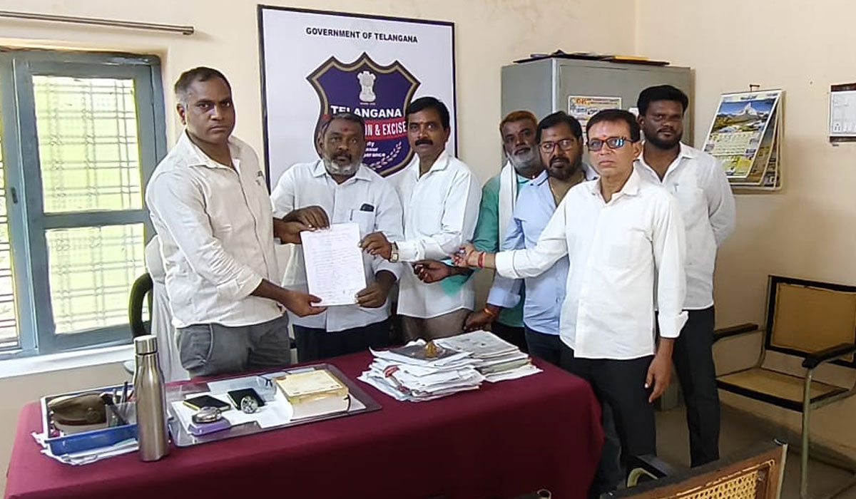 Bodhan | ఈత చెట్లు ధ్వంసం చేసిన వారిపై చర్యలు చేపట్టాలి.. బోధన్ ఎక్సైజ్‌ సీఐకి గీత కార్మికుల ఫిర్యాదు