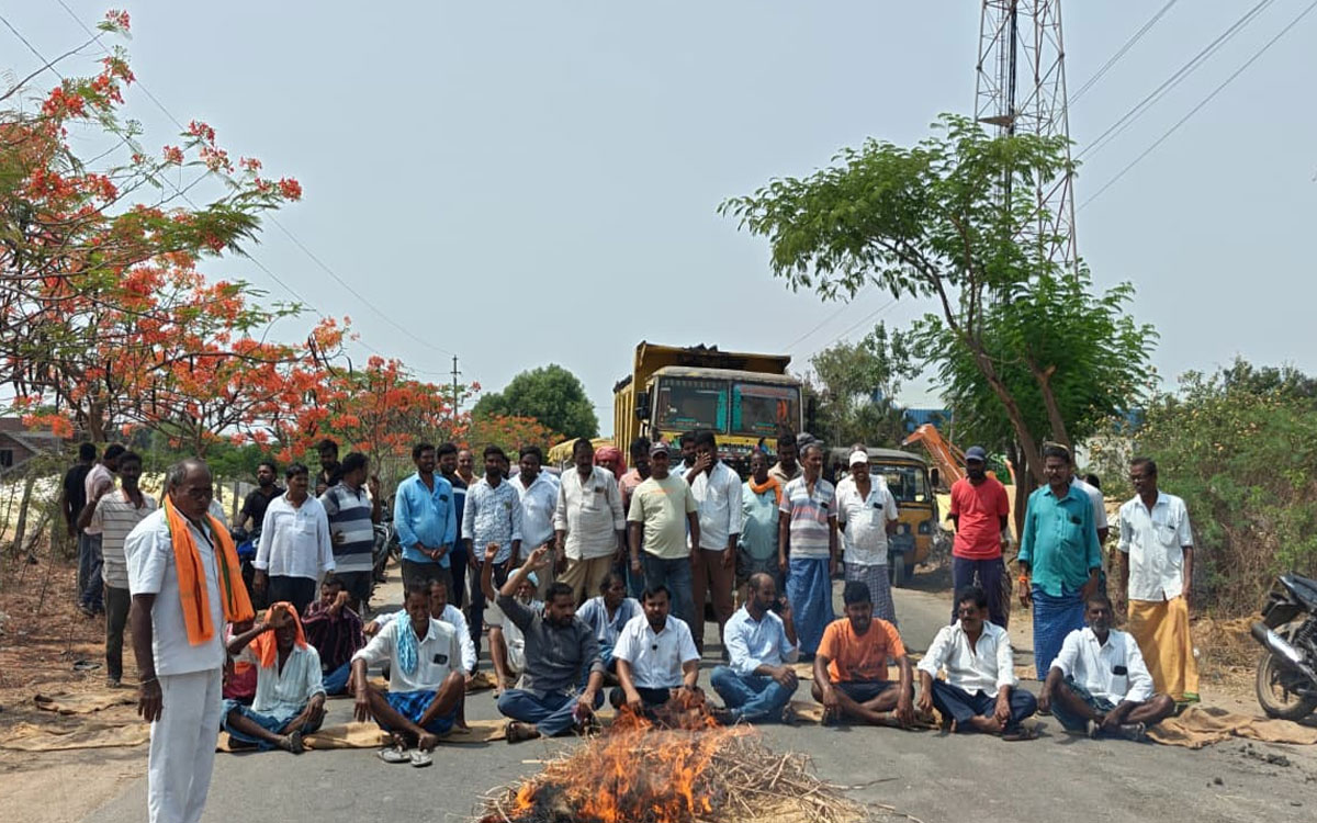 చిన్నరావులపల్లిలో రోడ్డుపై బైఠాయించి రైతుల నిరసన
