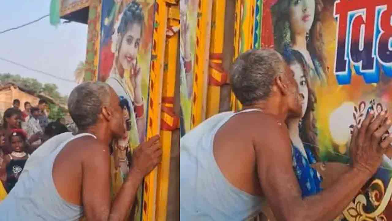 Viral Video | పోస్టర్లపై అమ్మాయిల ఫొటోలు నాకుతూ ముద్దులు.. వృద్ధుడి వికృత చేష్టలు వైరల్