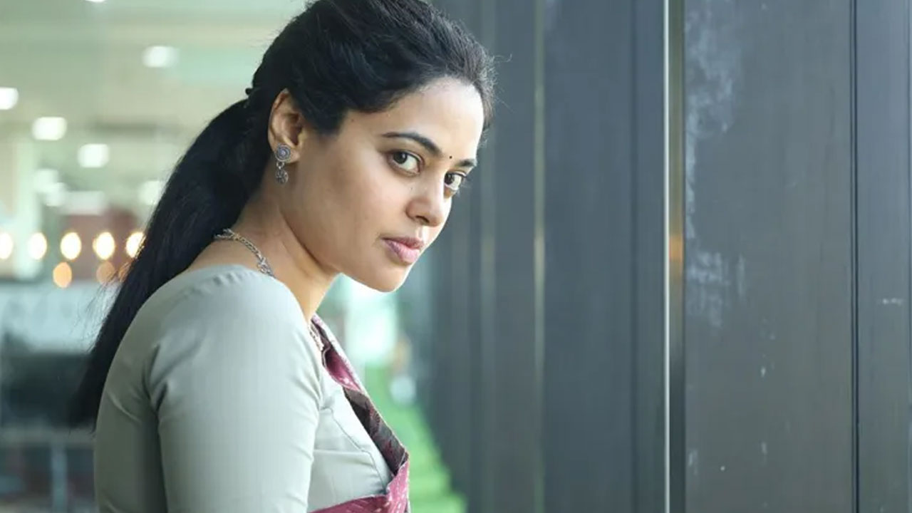 Bindu Madhavi | వల్గారిటీ జోక్స్‌పై బిందు మాధవి షాకింగ్ కామెంట్స్.. జబర్దస్త్‌కే ఇన్‌డైరెక్ట్ కౌంటరా?