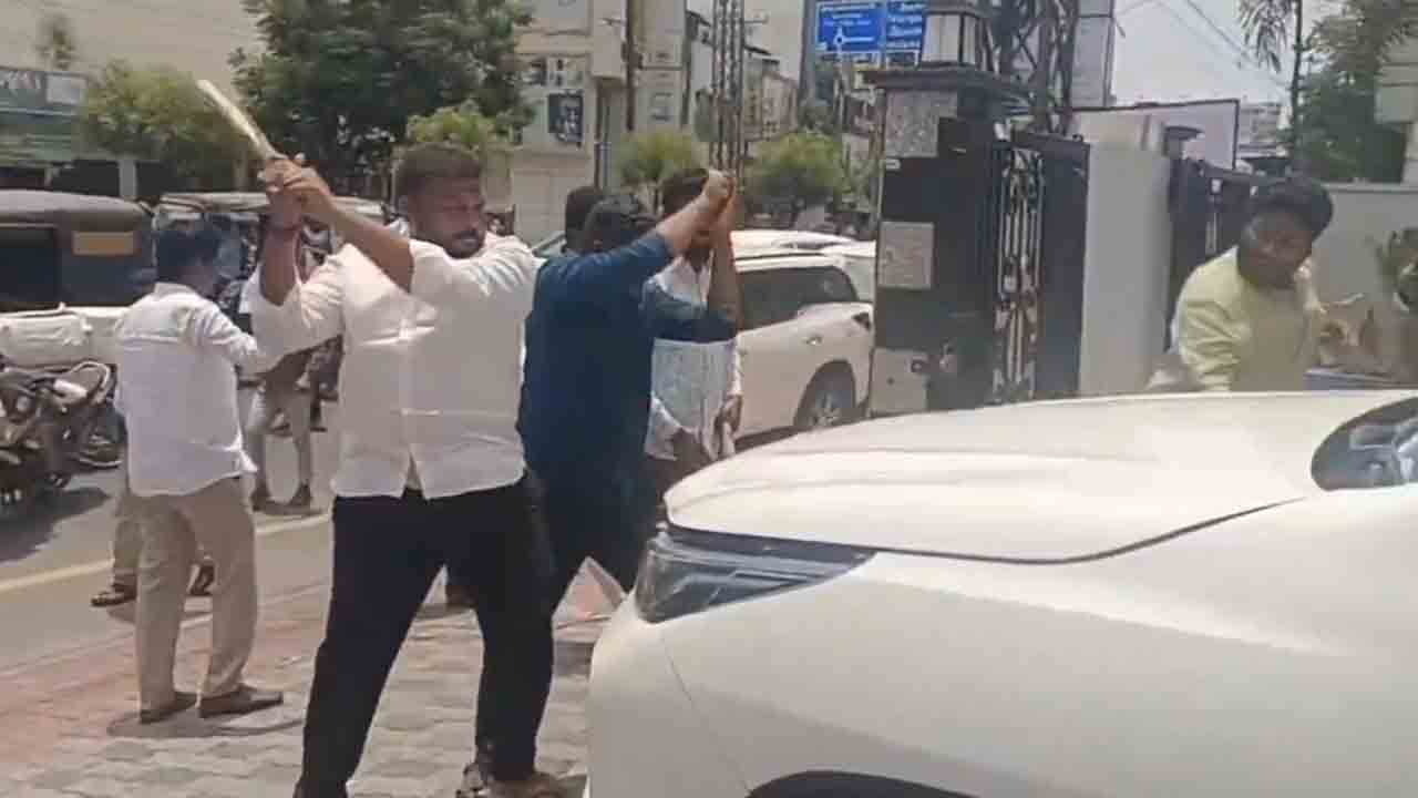 Karimnagar | కరీంనగర్‌లో రెచ్చిపోయిన బీజీపీ గూండాలు..ఎమ్మెల్యే గంగుల ఆఫీస్‌పై దాడి  : వీడియో