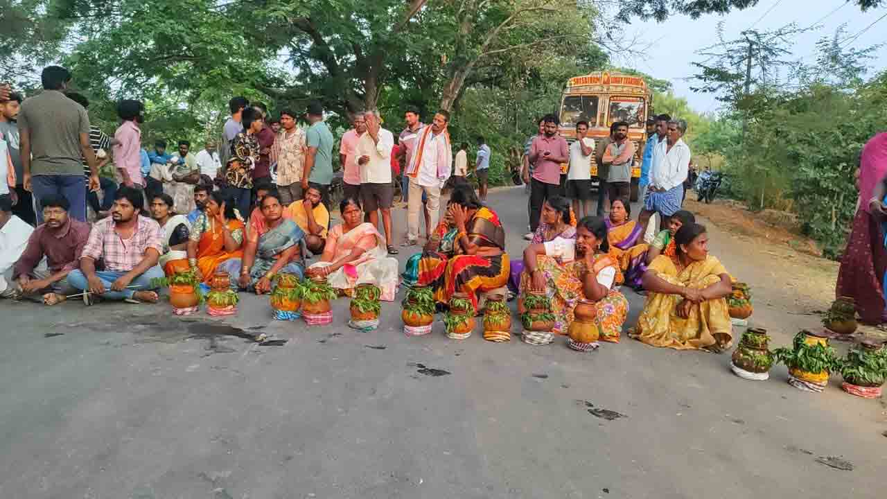 Kalvasrirampur | ఆలయంలోకి రానివ్వలేదని బోనాలతో రోడ్డుపై దళితుల రాస్తారోకో