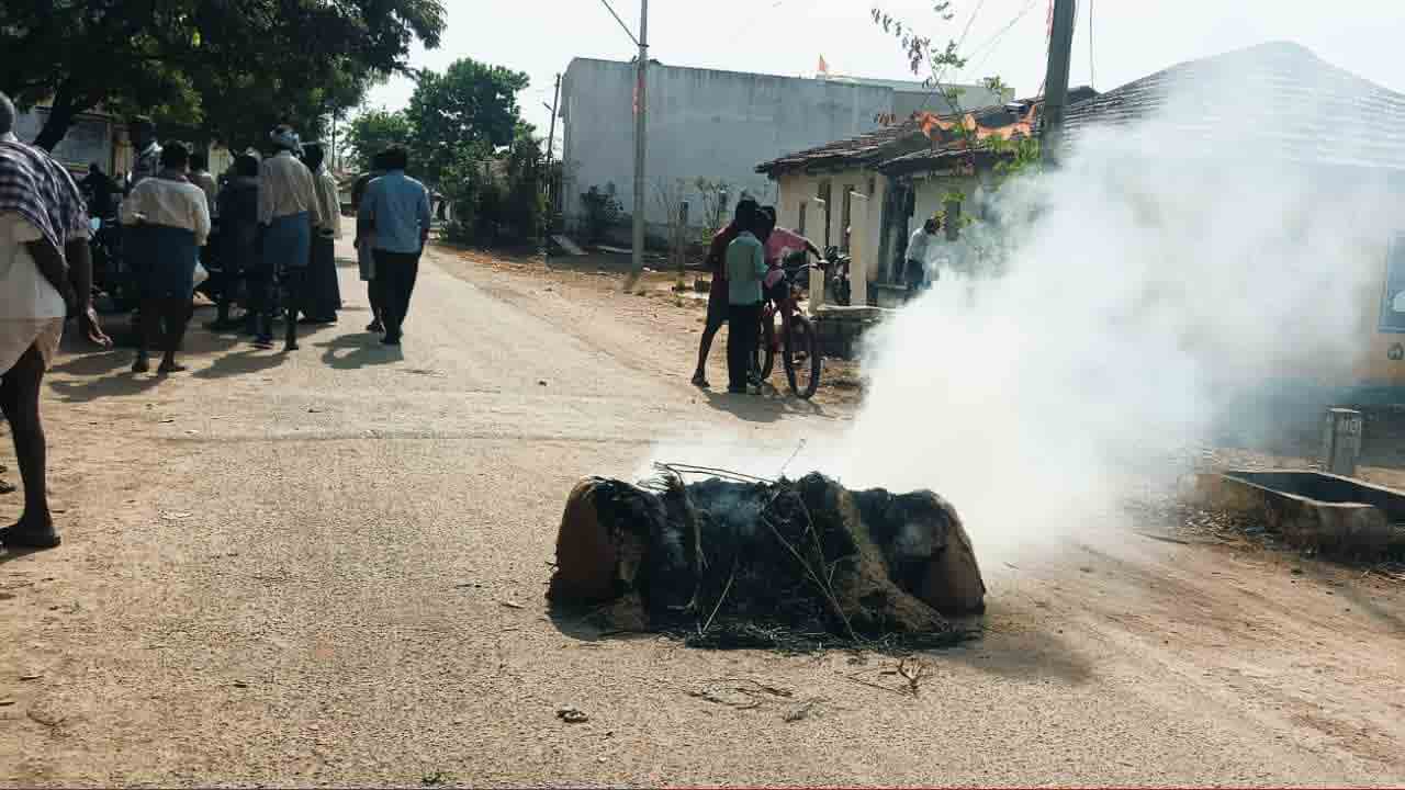 Yadadri Bhuvanagiri | బొందుగులలో ధాన్యపు బస్తాలకు నిప్పంటించి రైతుల ఆందోళన