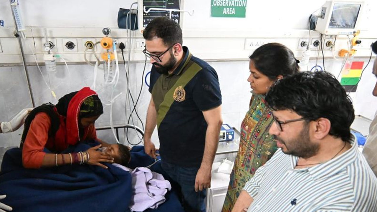 Rescue Operation: 30 ఫీట్ల లోతులో చిక్కిన చిన్నారి.. బోర్‌వెల్ నుంచి నాలుగేళ్ల బాలుడిని ర‌క్షించారు