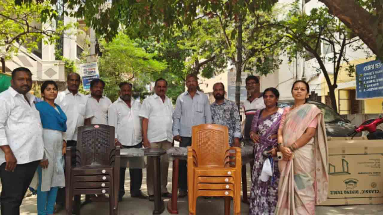 BRS leaders | ఆశా వర్కర్లకు కుర్చీలు అందజేసిన బీఆర్‌ఎస్‌ నాయకులు