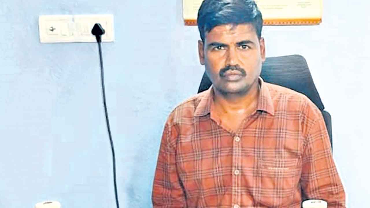 పట్టుబడుతున్న ఆగని అవినీతి
