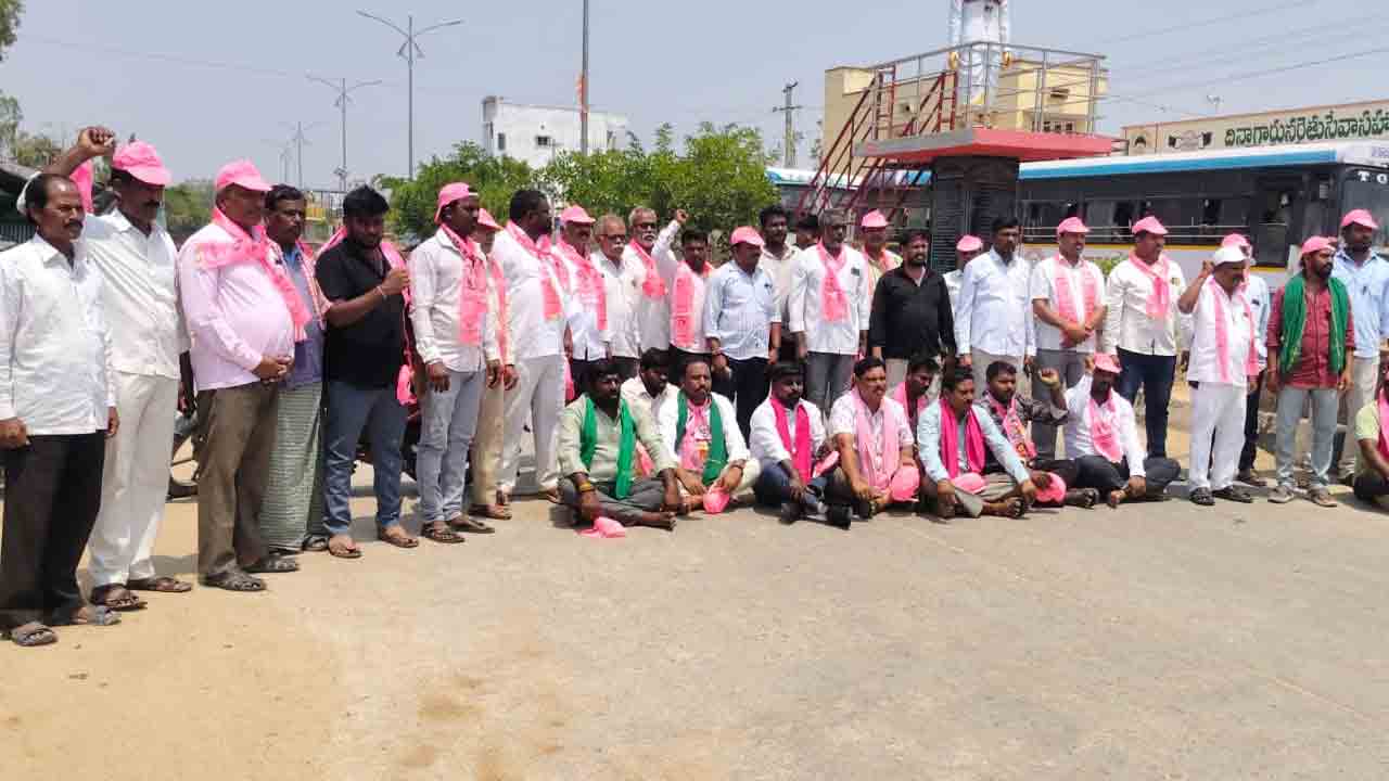 BRS | ధాన్యం కొనుగోలు చేయాలని బీఆర్‌ఎస్‌ ఆధ్వర్యంలో రాస్తారోకో