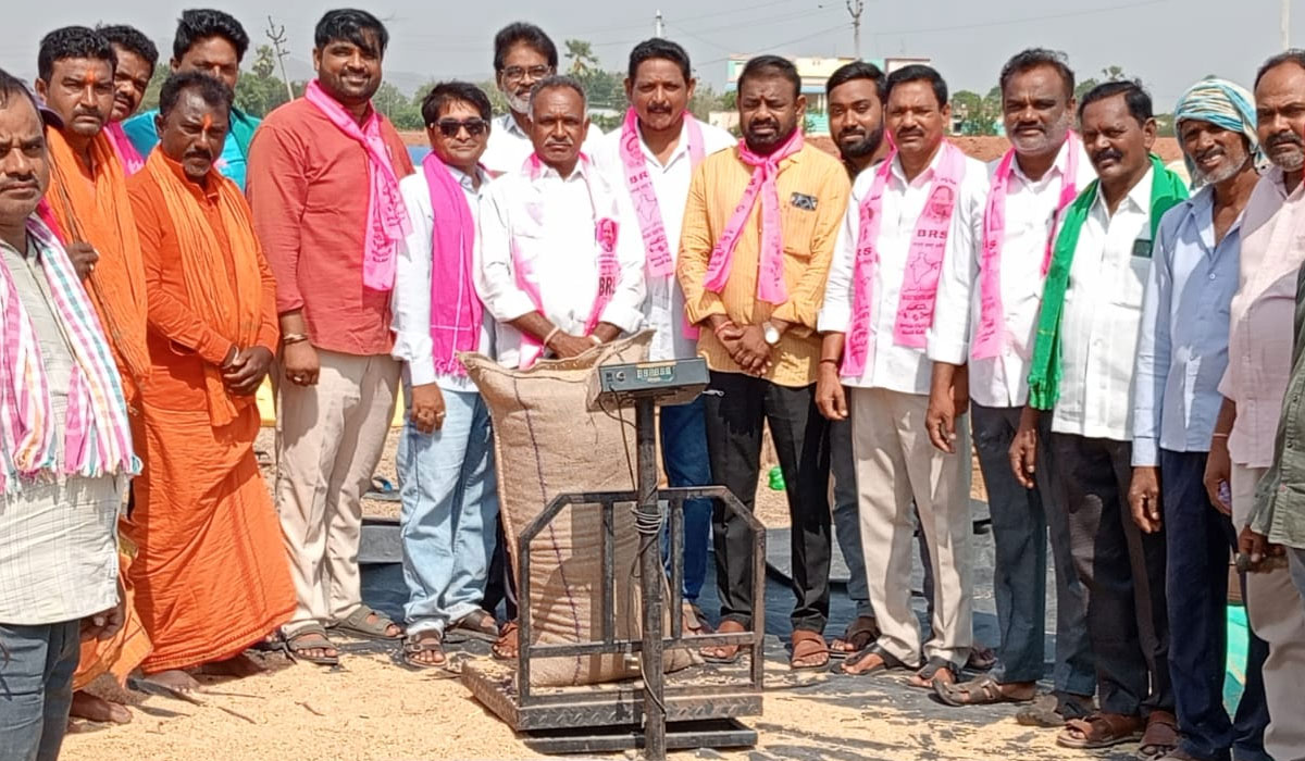 Kamanpur | కొనుగోళ్లు వేగవంతం చేయాలి.. ధాన్యం కొనుగోళ్ల జాప్యంపై అన్నదాతల ఆగ్రహం