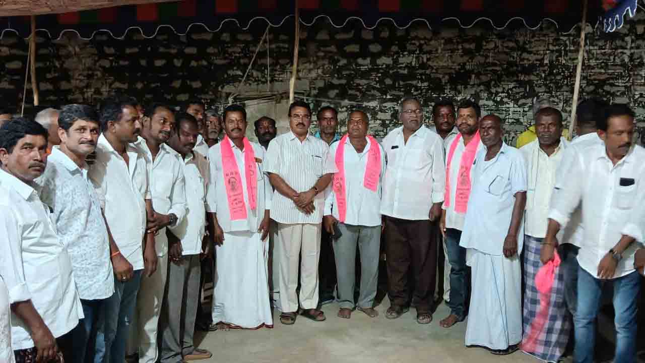 బీఆర్‌ఎస్‌లో చేరిన కాంగ్రెస్‌ నేతలు