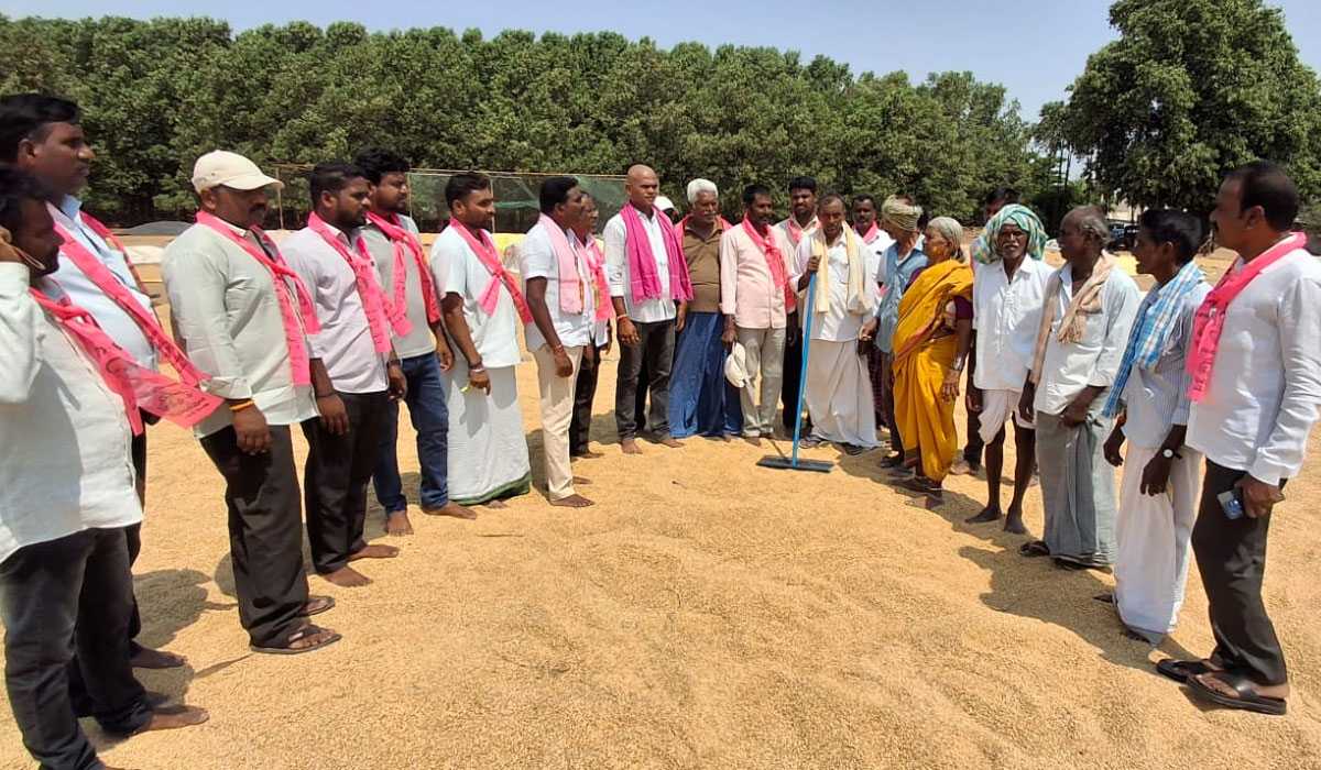NandiMedaram | నంది మేడారంలో ధాన్యం కొనుగోళ్ల జాప్యంపై కేంద్రాన్ని సందర్శించిన బీఆర్ఎస్ నాయకులు