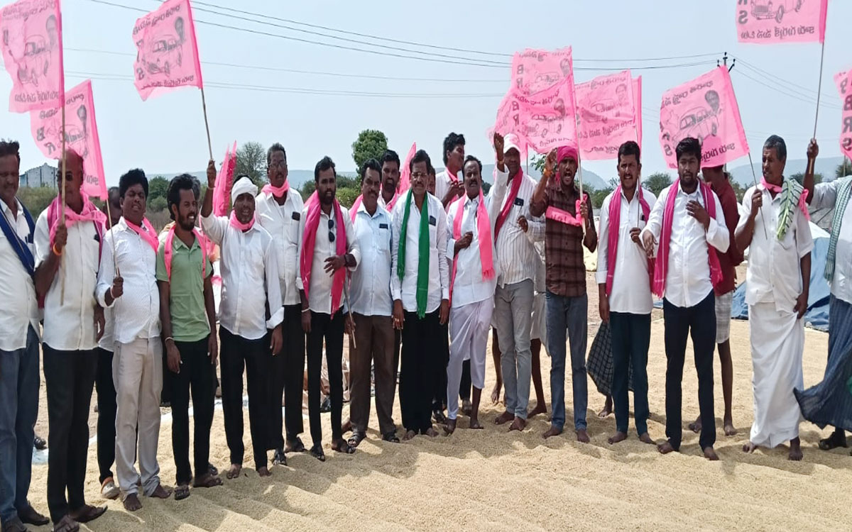 ధాన్యం కొనుగోలు చేయాల‌ని బీఆర్ఎస్ ధర్నా