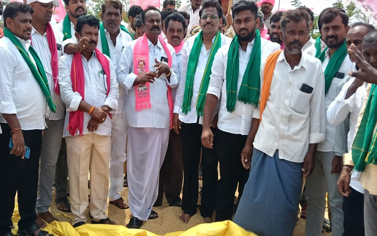 ధాన్యం కొనుగోలు చేయాల‌ని బీఆర్ఎస్ ధర్నా