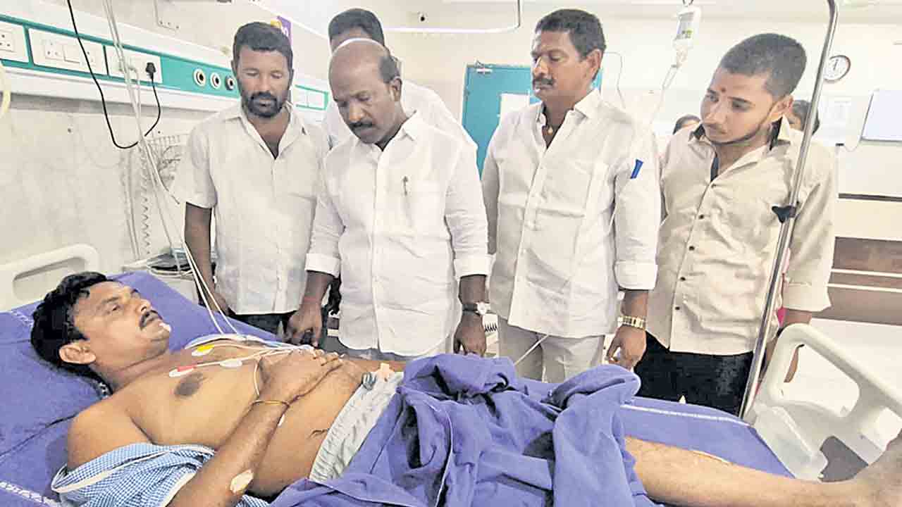 బీఆర్‌ఎస్‌ కార్యకర్తపై కాంగ్రెస్‌ నేతల దాడి