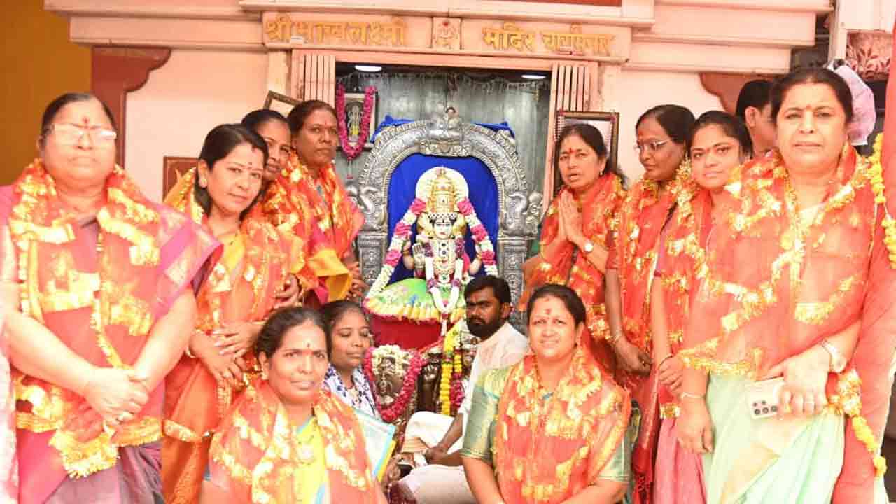 బండి సంజయ్, భగీరథ్‌కు మంచి బుద్ధి ఇవ్వాలి.. చార్మినార్ భాగ్యలక్ష్మి ఆలయంలో బీఆర్ఎస్ మహిళా నాయకుల పూజలు