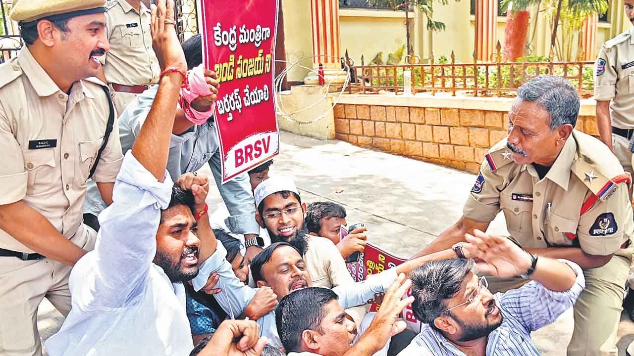 బండి సంజయ్‌ని బర్తరఫ్‌ చేయాలి