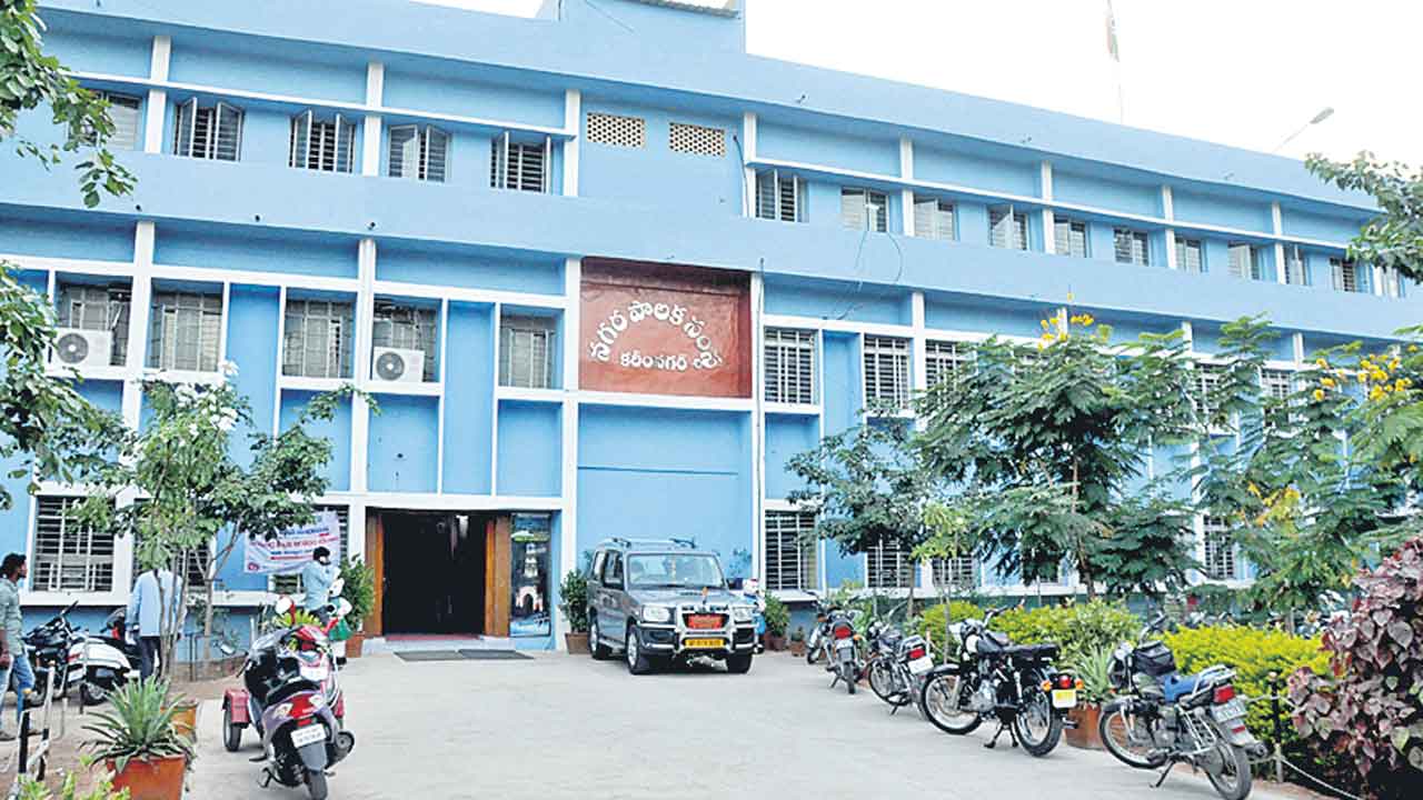 కార్మికులు లేకున్నా జీతాలు నొక్కేసిన్రు?