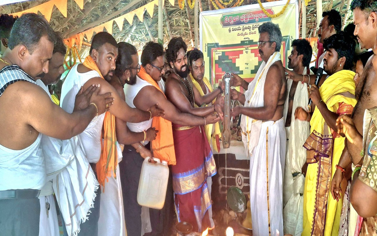 లక్ష్మీపురంలో పోతులూరి వీరబ్రహ్మేంద్రస్వామి ఆలయ ధ్వజస్తంభ ప్రతిష్ఠ‌
