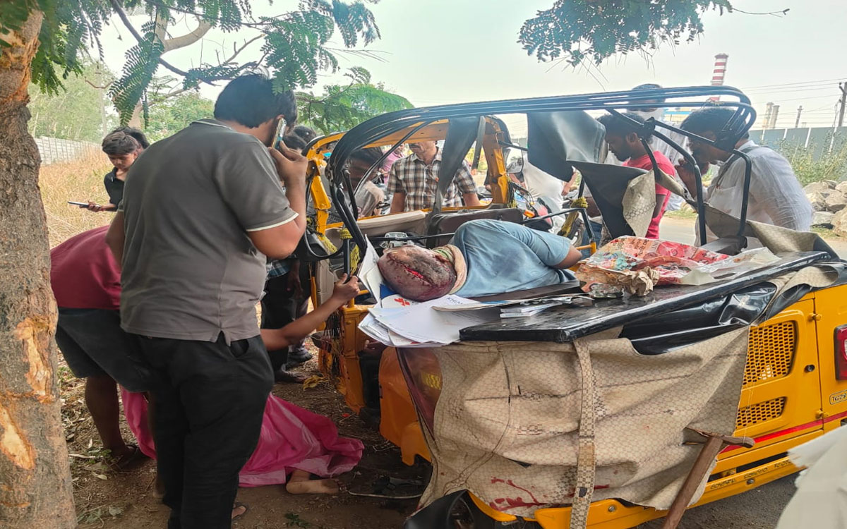 వైద్య పరీక్షలకు వెళ్తుండ‌గా చెట్టును ఢీకొన్న ఆటో