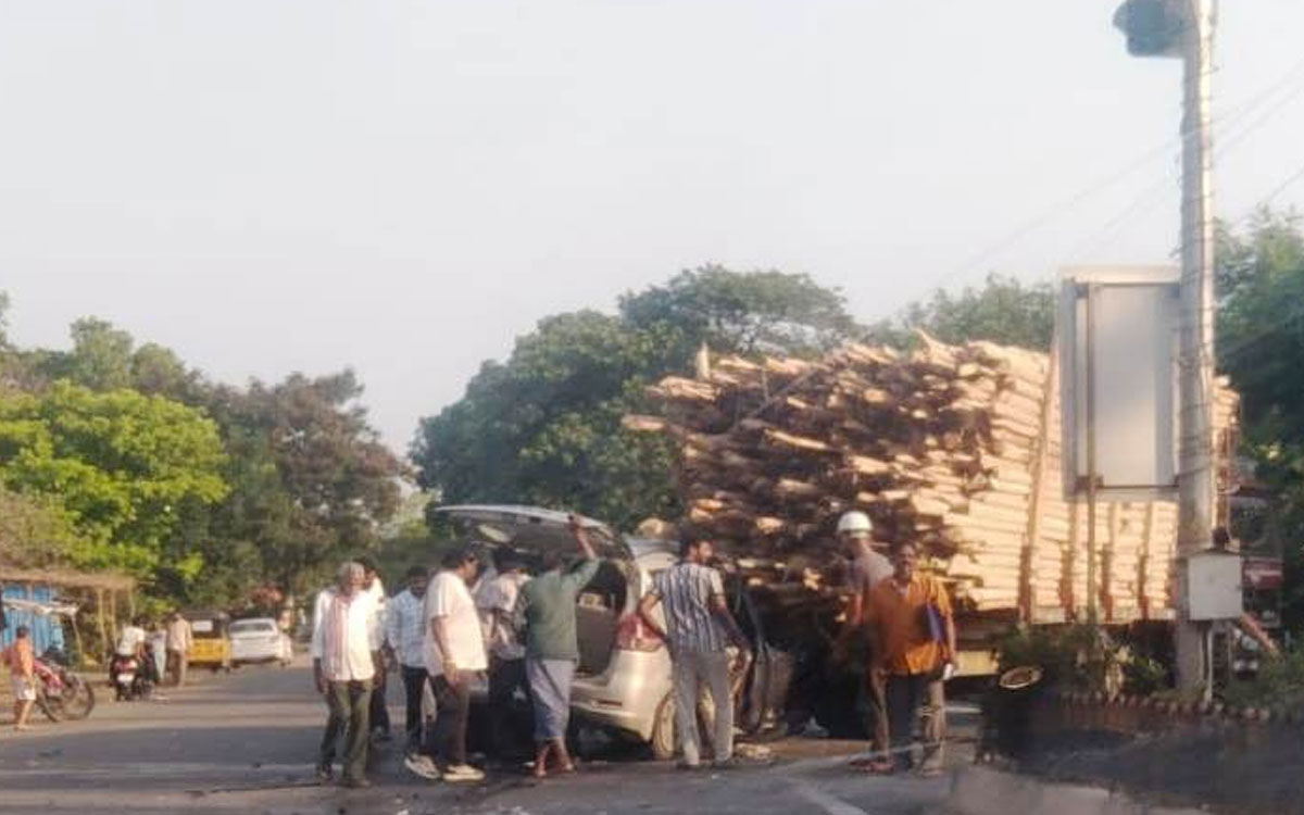 దైవ దర్శనానికి వెళ్లి వస్తుండగా రోడ్డు ప్రమాదం