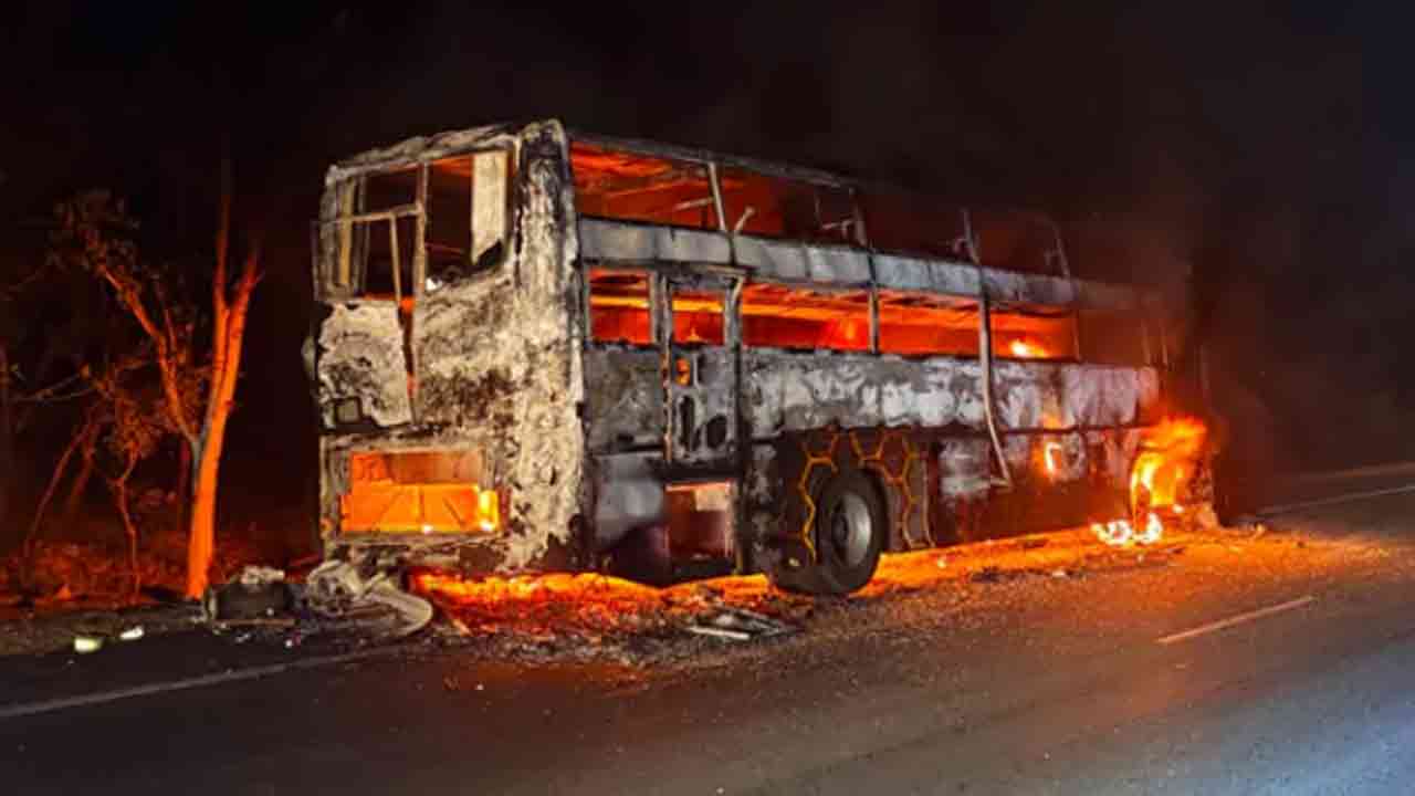 Bus Fire Accident | విజయవాడ హైవేపై ప్రైవేటు ట్రావెల్స్ బస్సు దగ్ధం.. 36 మంది ప్రయాణికులు సేఫ్